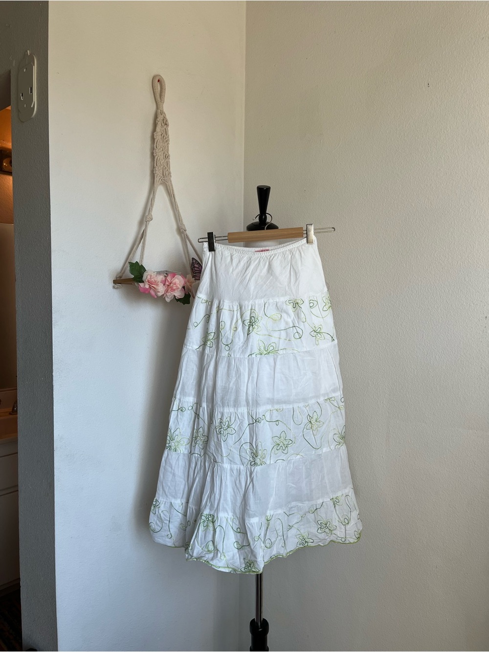 Y2K Women’s White Tiered Skirt with Green Floral Embroidery size small